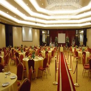 خرید آنلاین فرش قرمز تشریفاتی کاشان