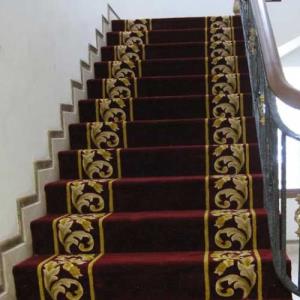 قیمت فرش تشریفاتی قرمز با حاشیه طلایی طرح‌دار | فرش استقبال