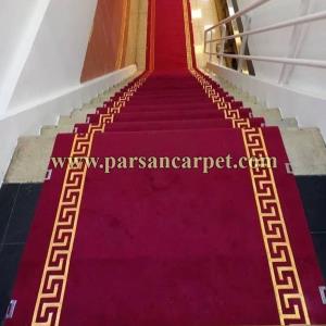 خرید موکت تشریفاتی قرمز با حاشیه ورساچه برای راه پله | قیمت عمده موکت استقبال