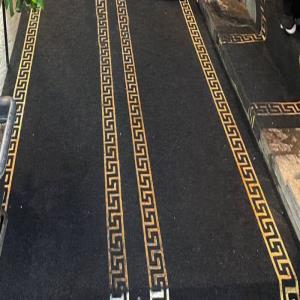 خرید موکت تشریفاتی ورساچه زغالی | کارپت رانر شیک با حاشیه طلایی